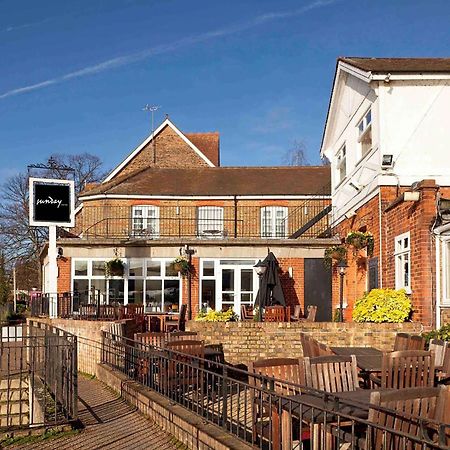 Sunday London Staines-Upon-Thames Heathrow T5 Hotel Exterior foto