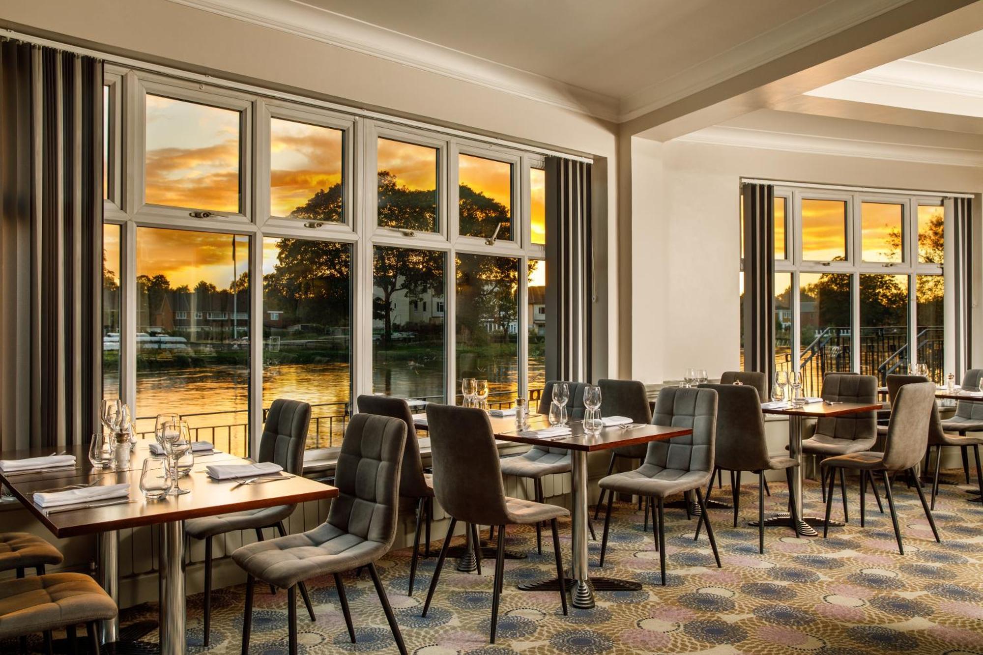 Sunday London Staines-Upon-Thames Heathrow T5 Hotel Exterior foto