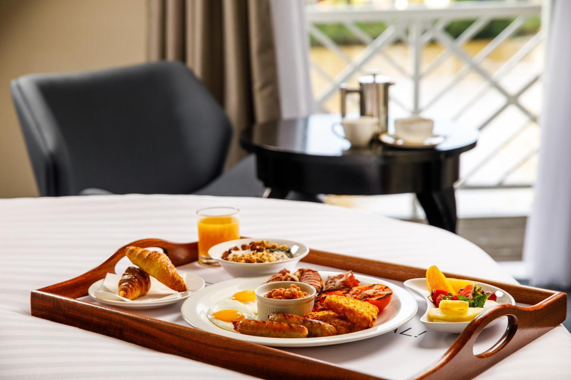 Sunday London Staines-Upon-Thames Heathrow T5 Hotel Exterior foto