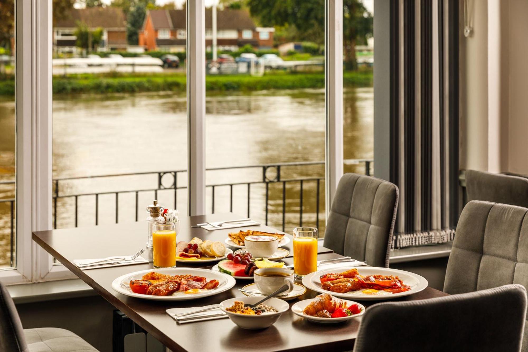 Sunday London Staines-Upon-Thames Heathrow T5 Hotel Exterior foto