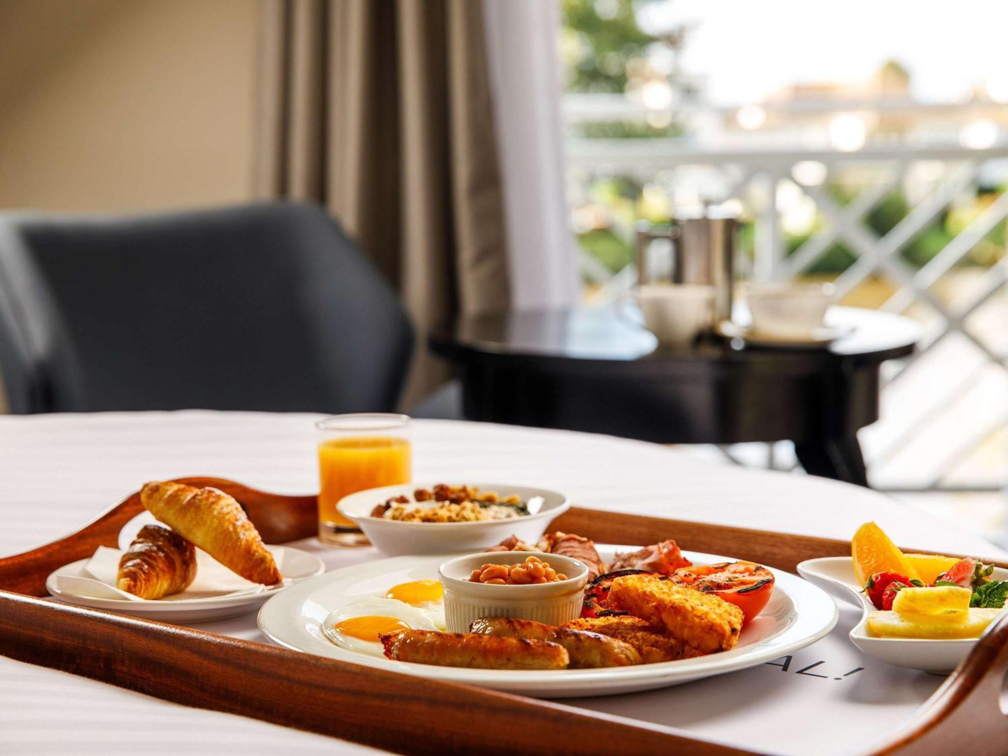 Sunday London Staines-Upon-Thames Heathrow T5 Hotel Exterior foto