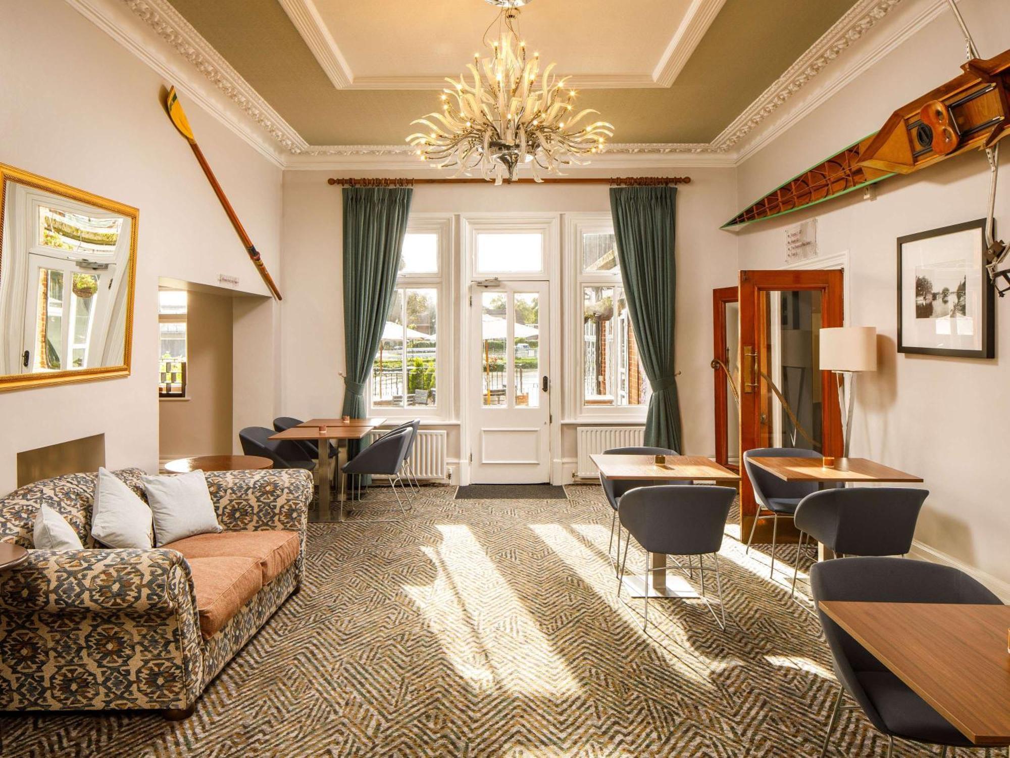 Sunday London Staines-Upon-Thames Heathrow T5 Hotel Exterior foto