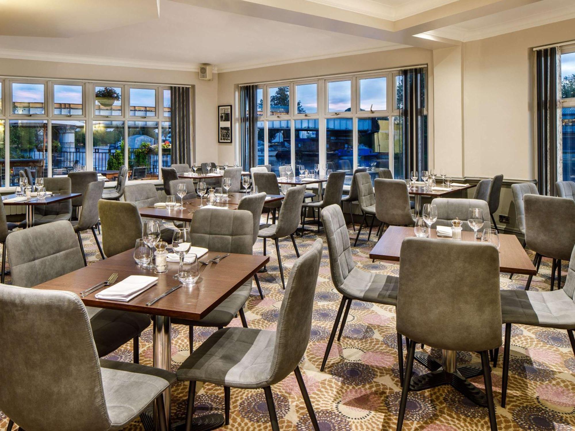 Sunday London Staines-Upon-Thames Heathrow T5 Hotel Exterior foto