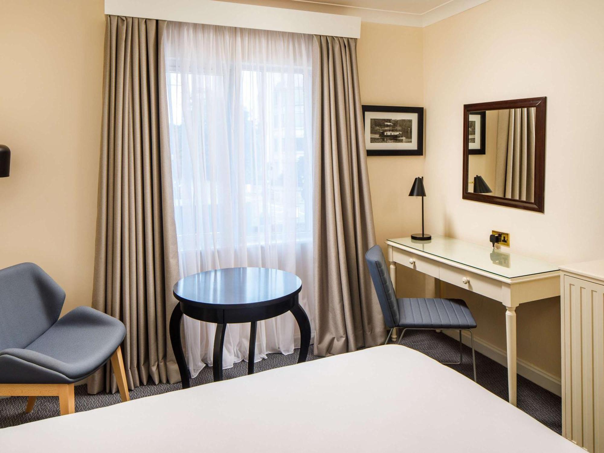 Sunday London Staines-Upon-Thames Heathrow T5 Hotel Exterior foto