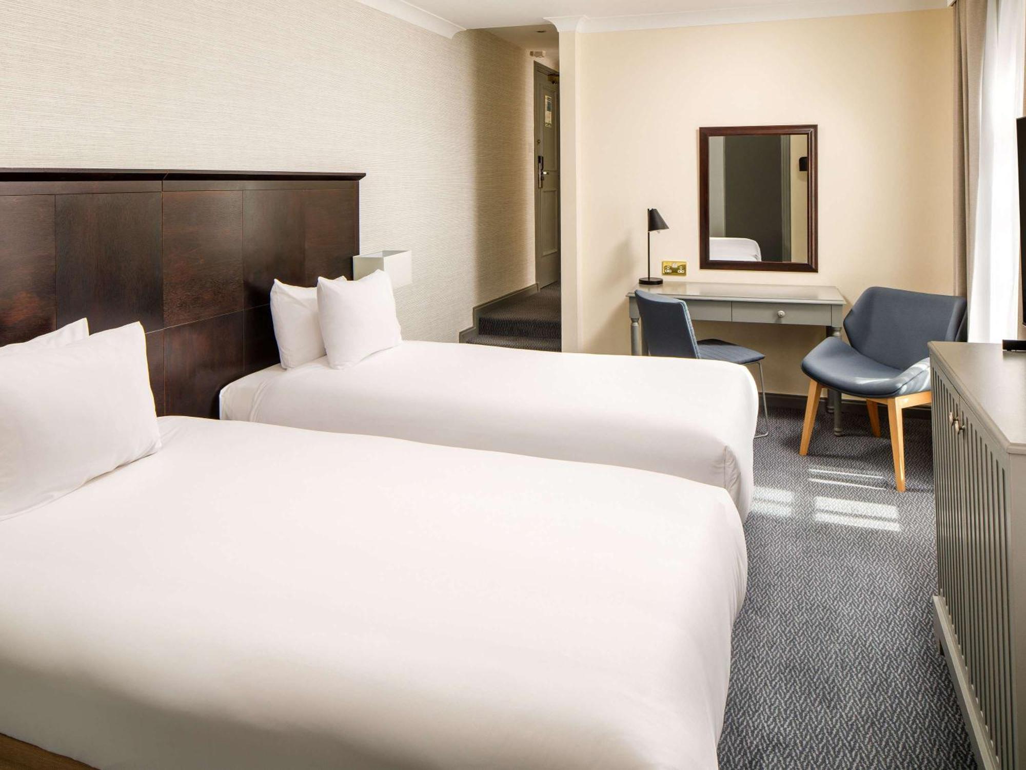 Sunday London Staines-Upon-Thames Heathrow T5 Hotel Exterior foto