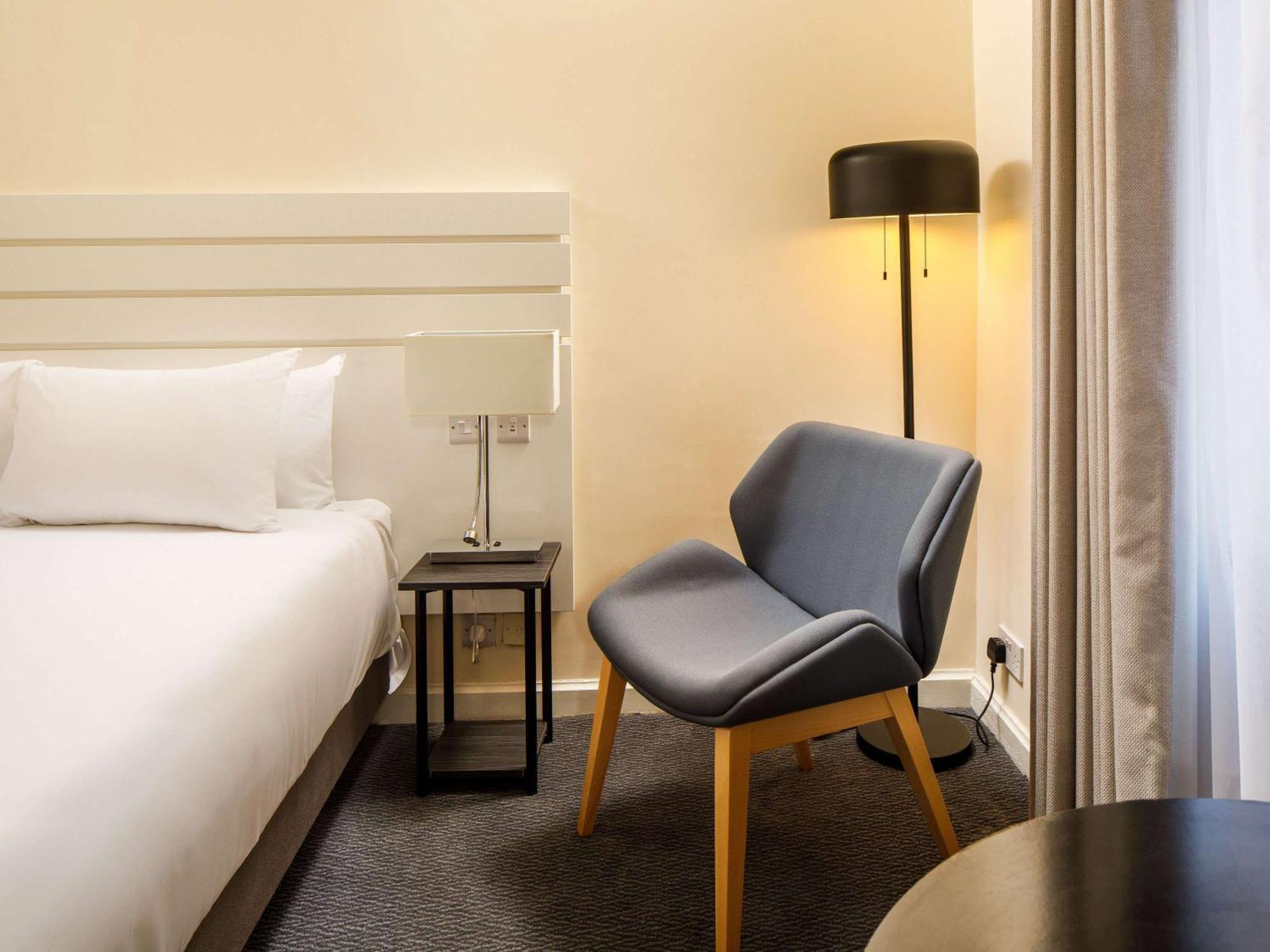 Sunday London Staines-Upon-Thames Heathrow T5 Hotel Exterior foto