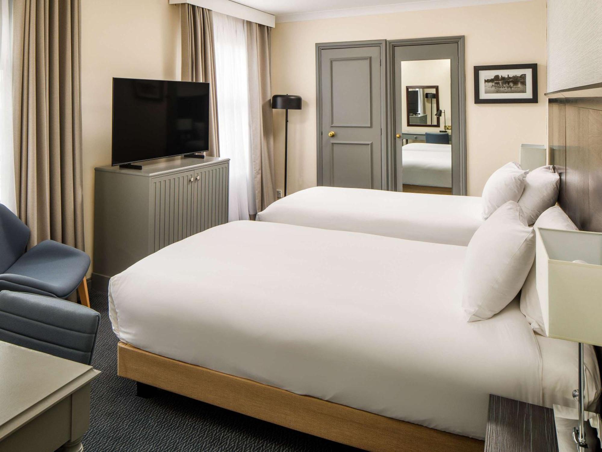 Sunday London Staines-Upon-Thames Heathrow T5 Hotel Exterior foto