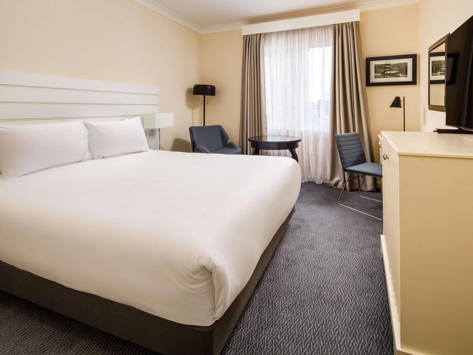 Sunday London Staines-Upon-Thames Heathrow T5 Hotel Exterior foto