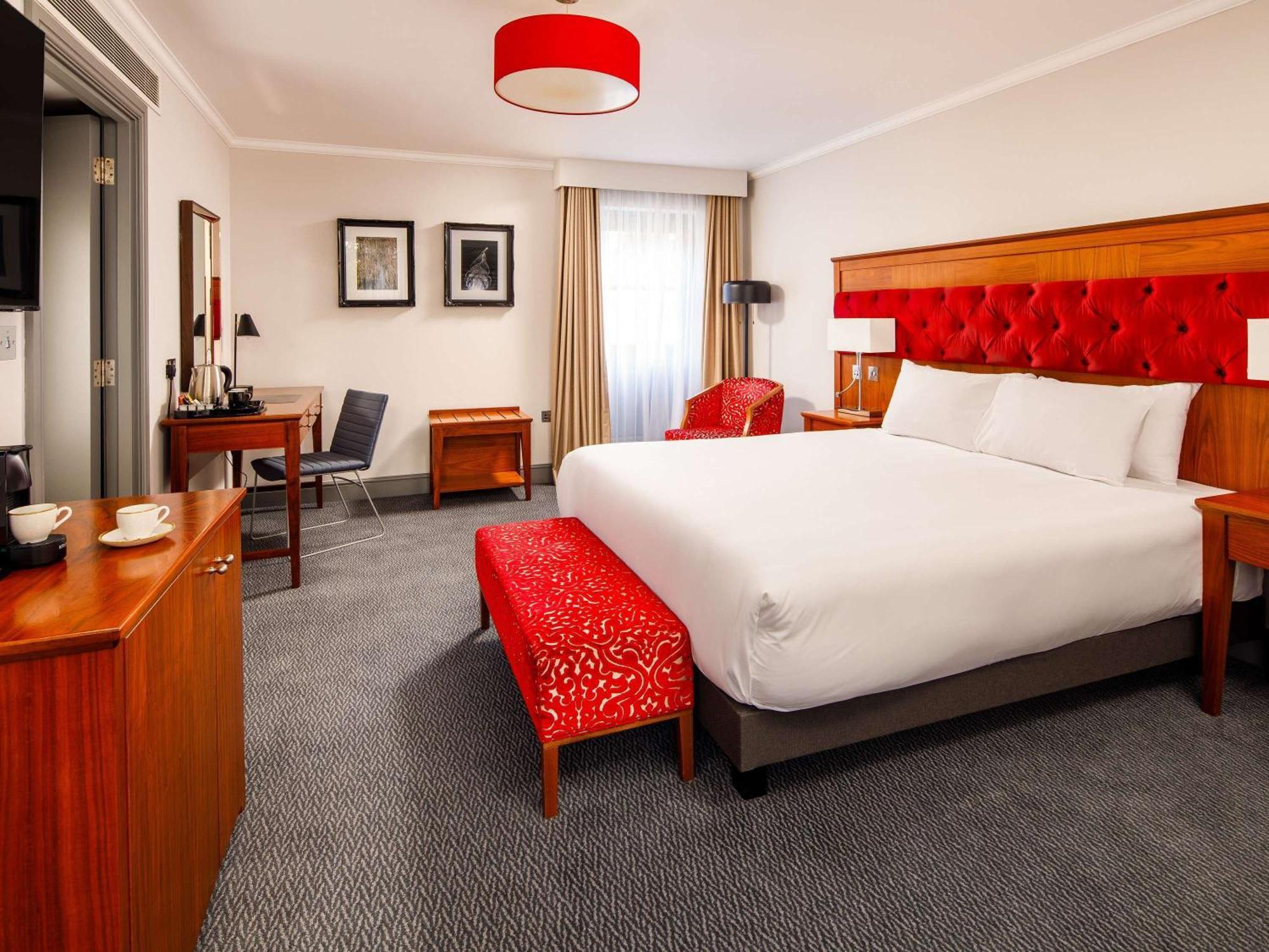 Sunday London Staines-Upon-Thames Heathrow T5 Hotel Exterior foto