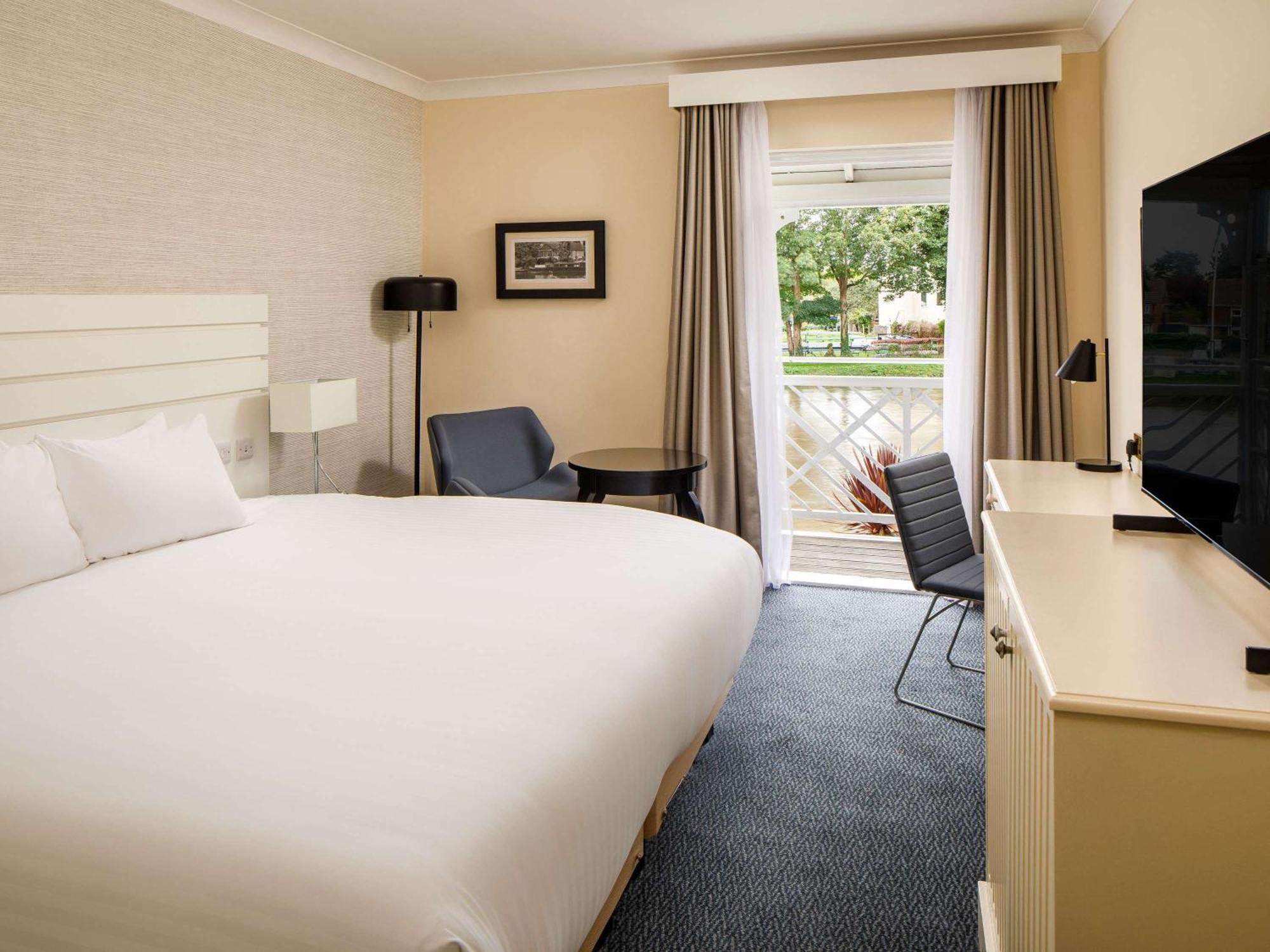 Sunday London Staines-Upon-Thames Heathrow T5 Hotel Exterior foto