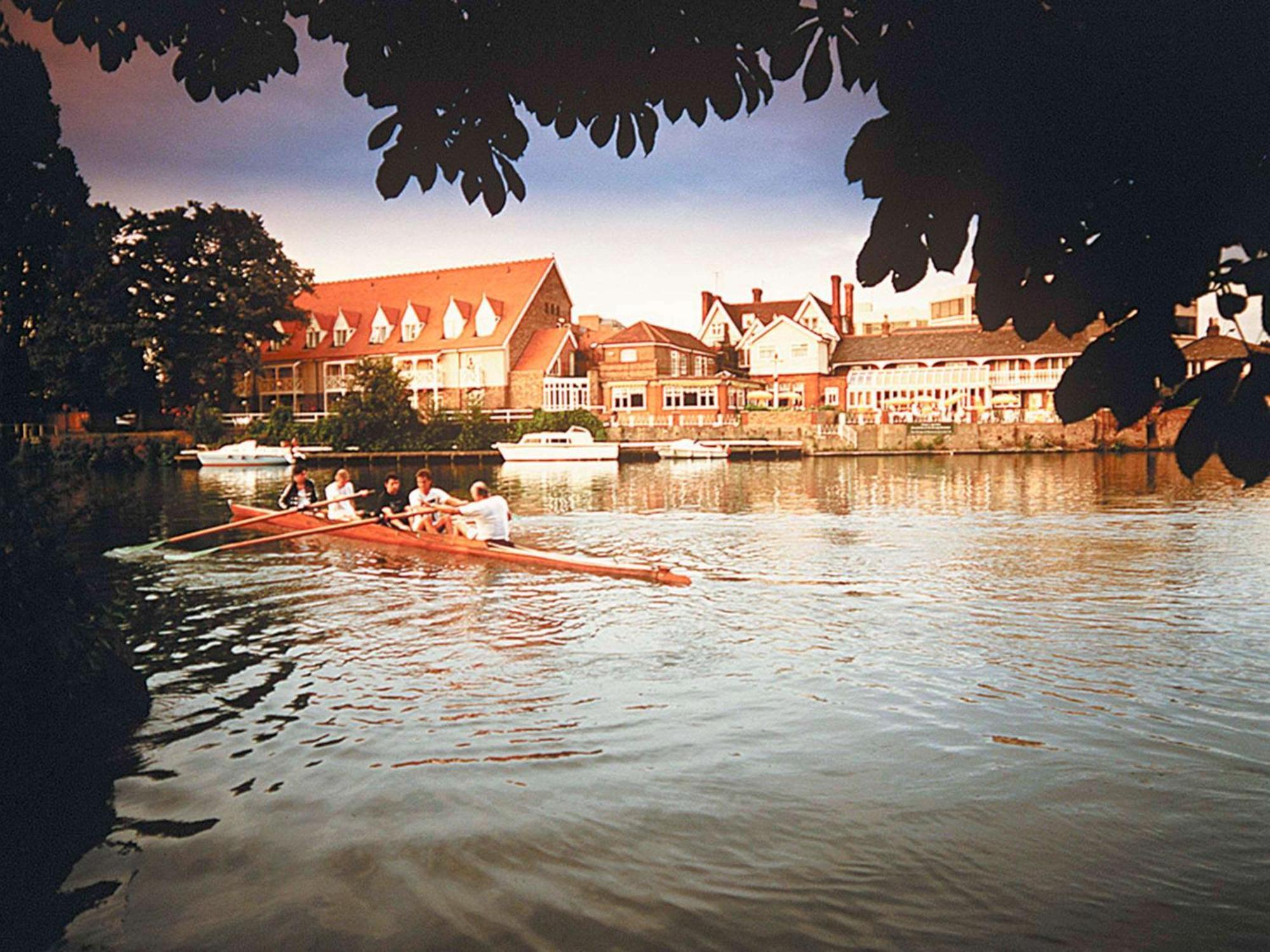 Sunday London Staines-Upon-Thames Heathrow T5 Hotel Exterior foto