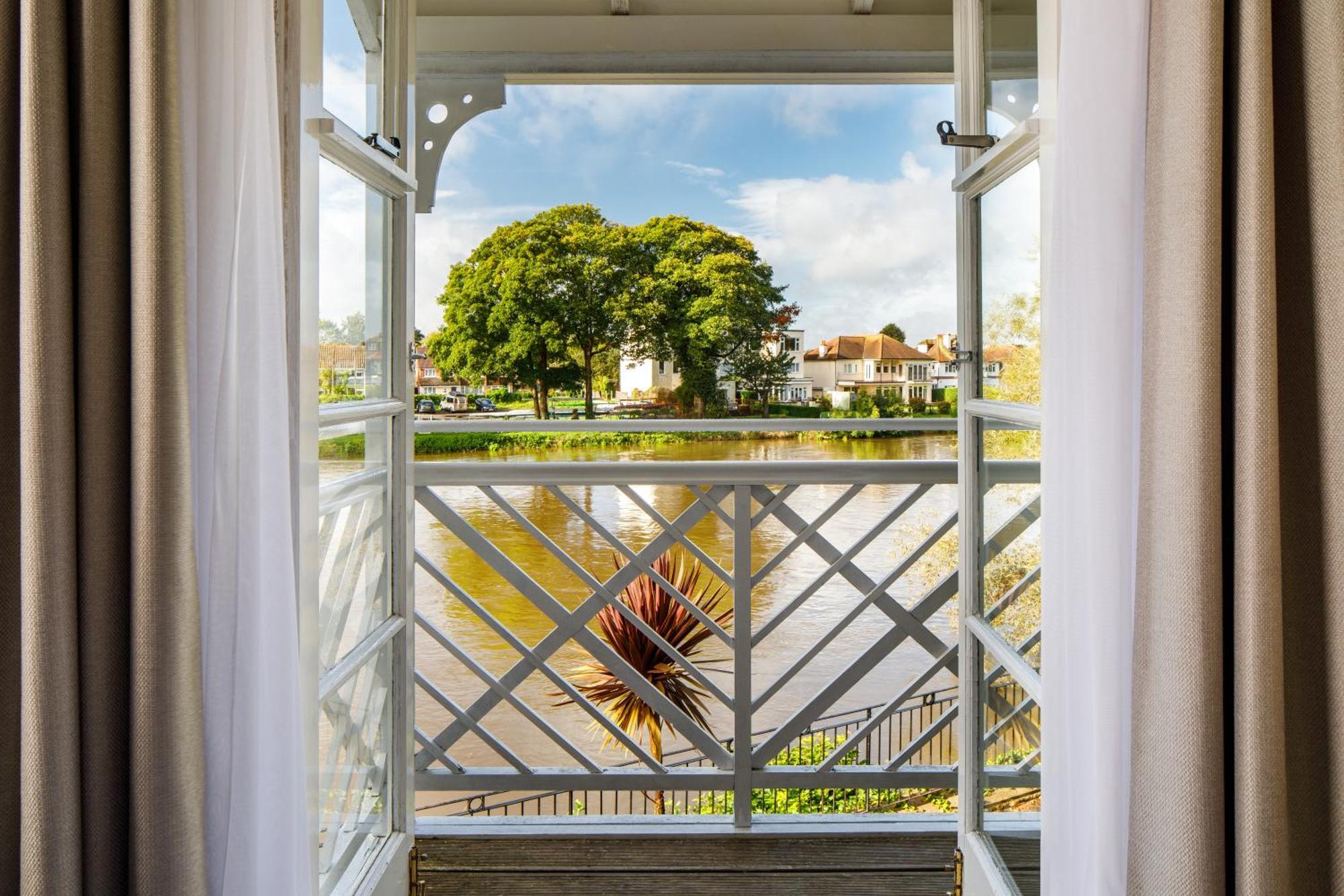 Sunday London Staines-Upon-Thames Heathrow T5 Hotel Exterior foto