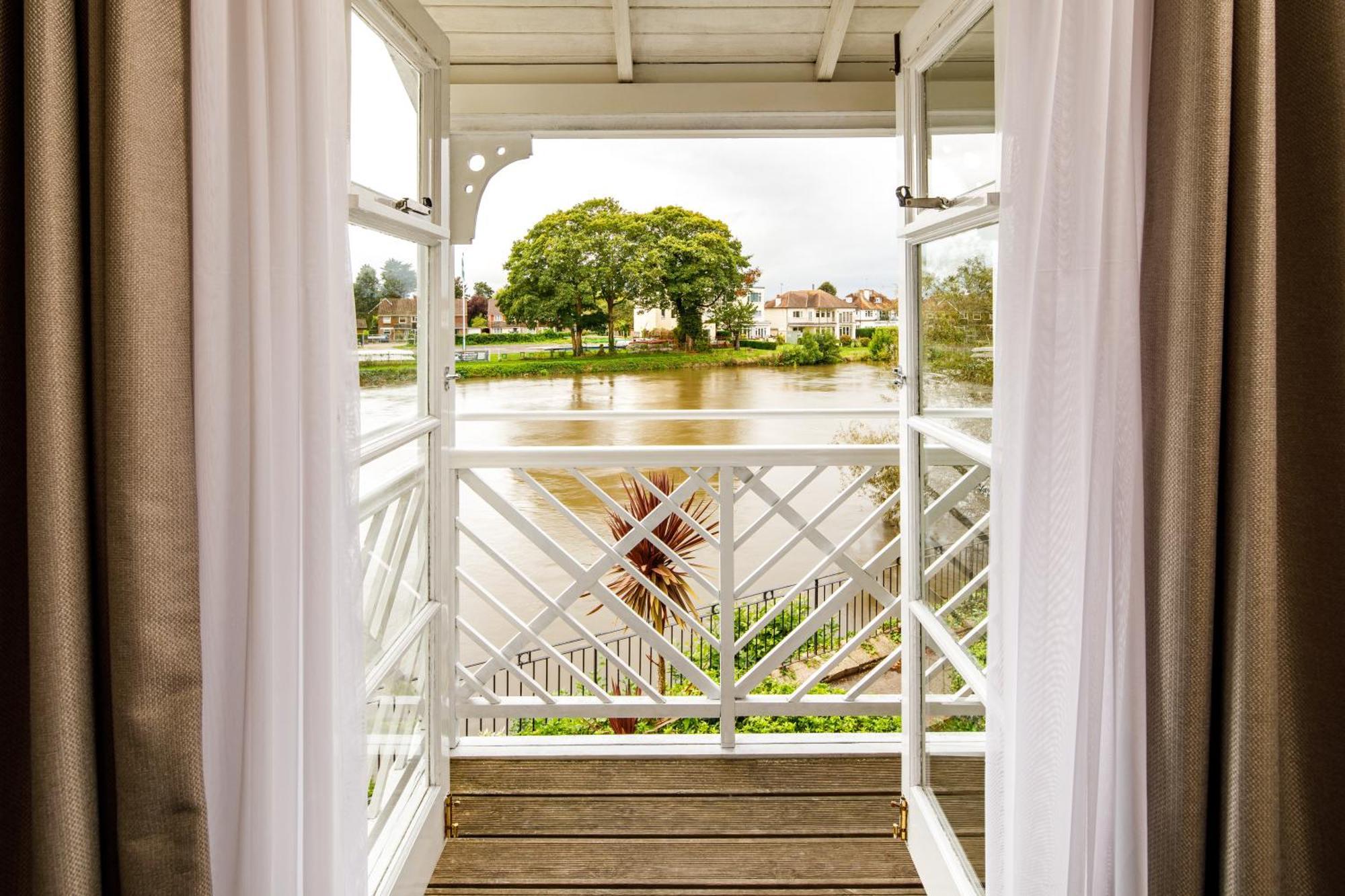 Sunday London Staines-Upon-Thames Heathrow T5 Hotel Exterior foto