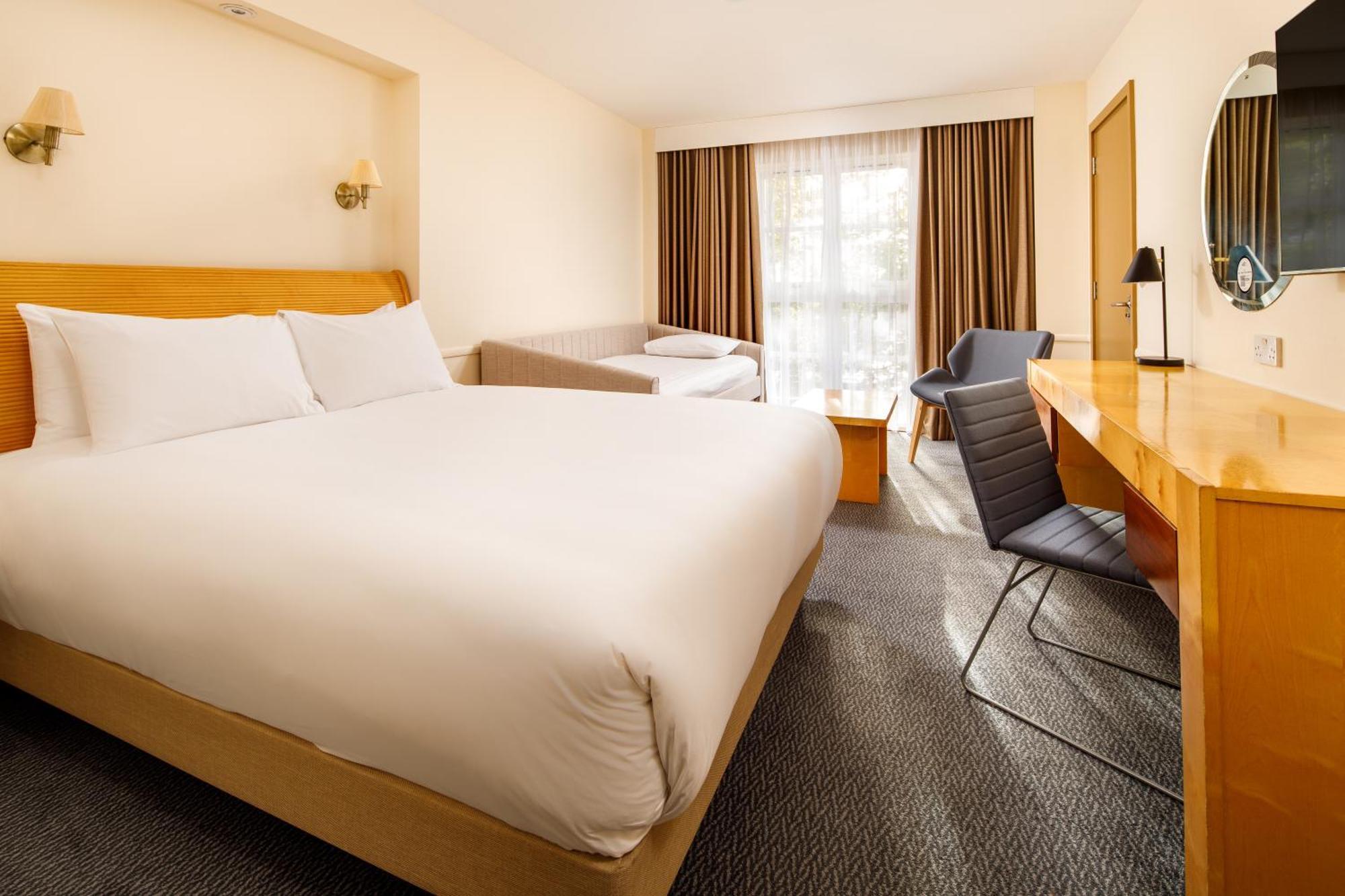 Sunday London Staines-Upon-Thames Heathrow T5 Hotel Exterior foto
