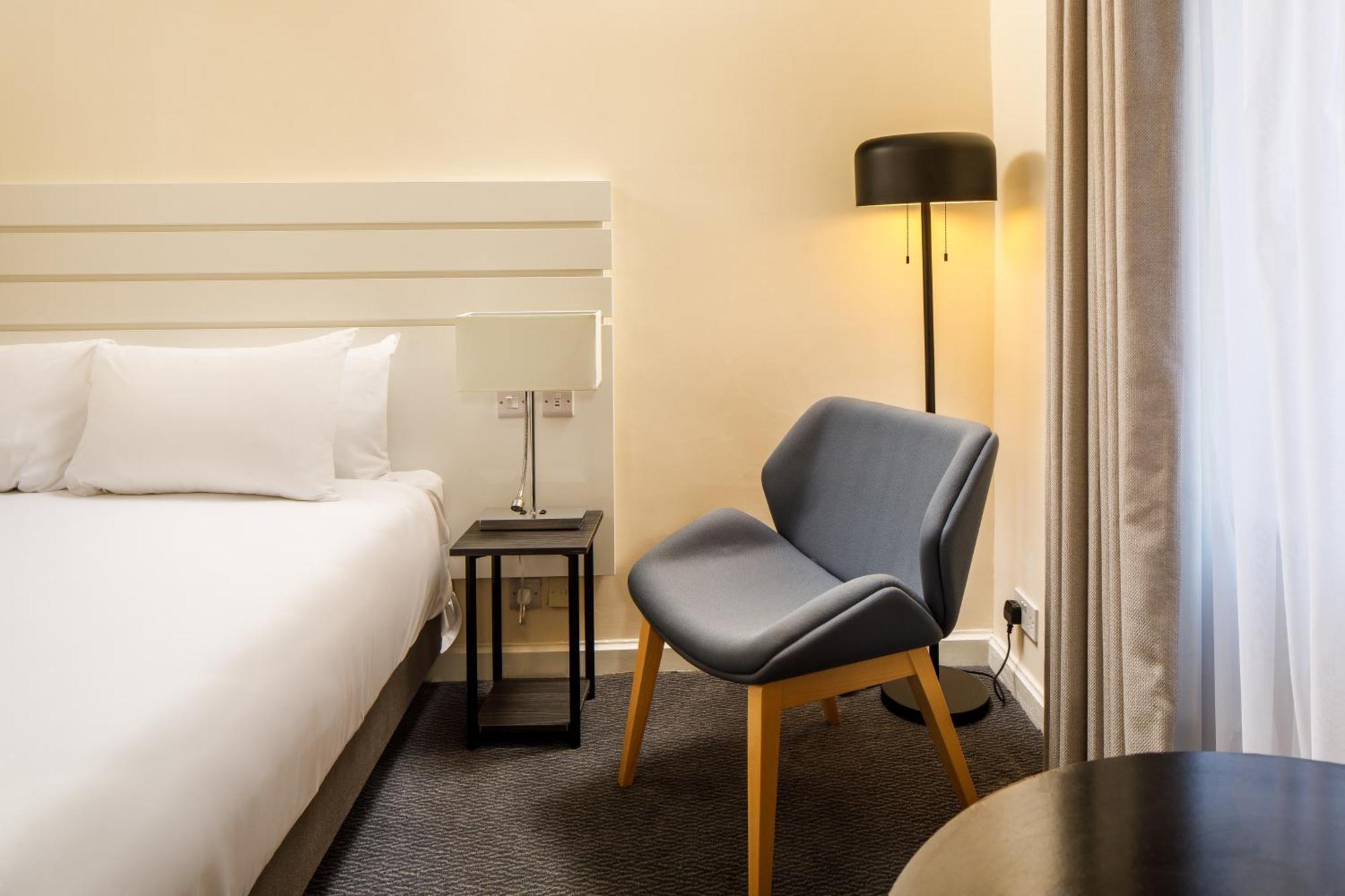 Sunday London Staines-Upon-Thames Heathrow T5 Hotel Exterior foto