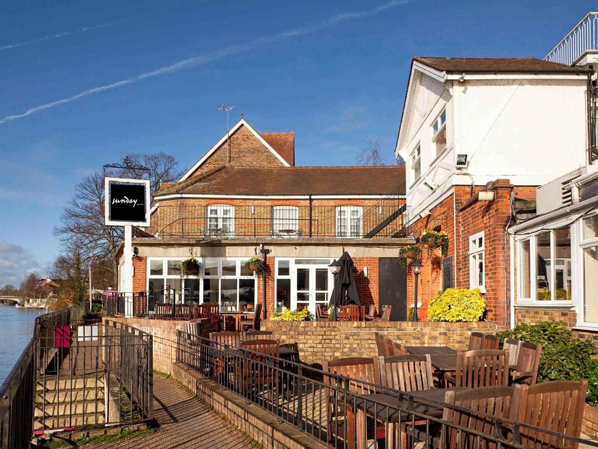 Sunday London Staines-Upon-Thames Heathrow T5 Hotel Exterior foto